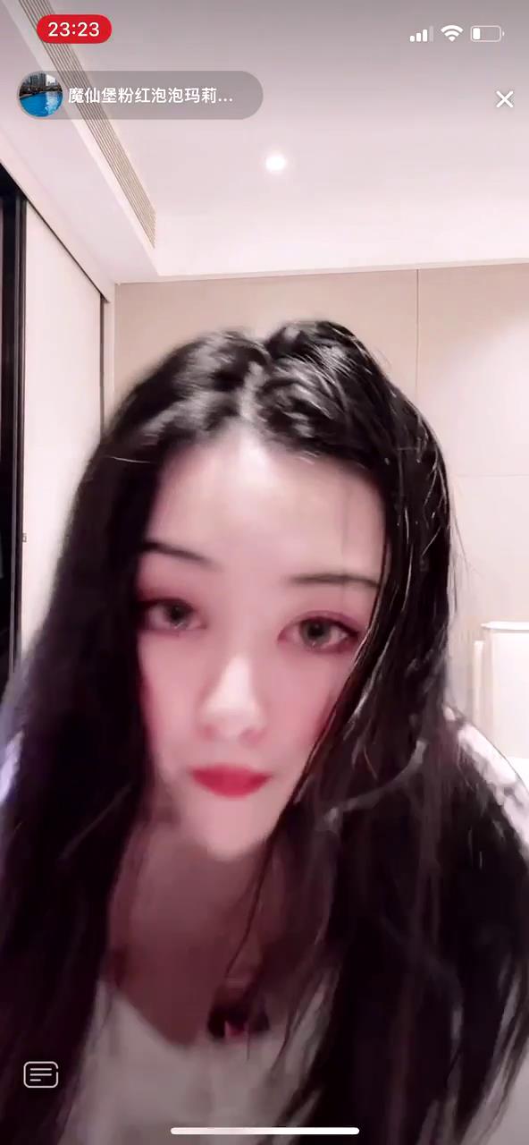 最新七月精选高颜值美女闪现露点走光